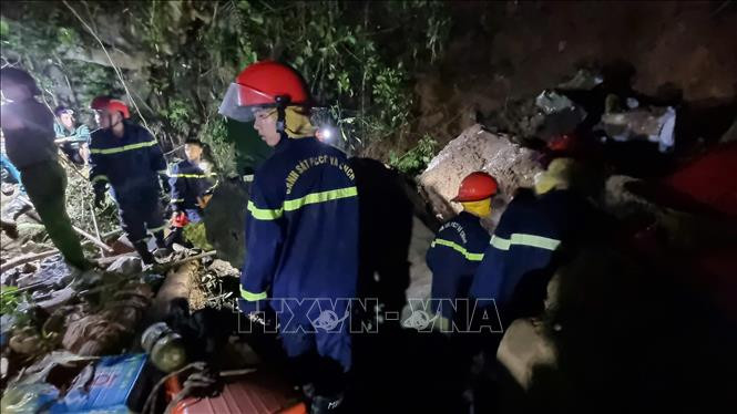 Việc cứu nạn, cứu hộ gặp nhiều khó khăn do vị trí hang động bị sập có địa hình hiểm trở.
