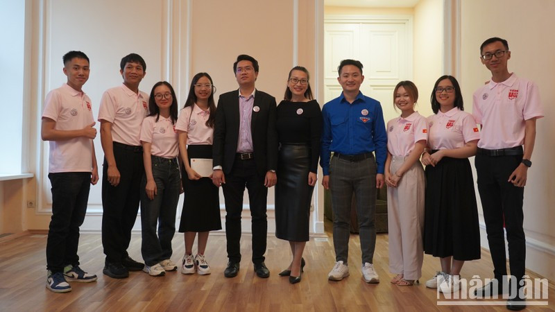 Sinh viên Việt Nam tham gia dạy học trong chương trình "Tiếng Việt vui" cùng các đại biểu chụp ảnh lưu niệm. (Ảnh: XUÂN HƯNG)