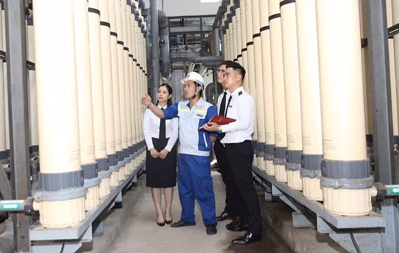 Kiểm toán tại Nhà máy xử lý nước Yên Sở. (Ảnh: THANH HÀ)