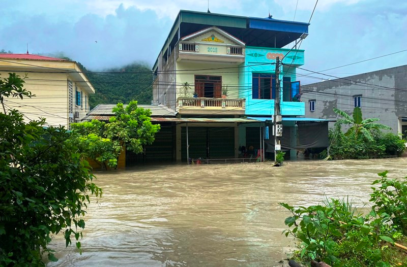 Sự cố vỡ cống thoát tràn hồ thải Nhà máy tuyển đồng Tả Phời (Lào Cai) gây ngập úng, thiệt hại tài sản hơn 30 hộ dân địa phương. (Ảnh: QUỐC HỒNG)