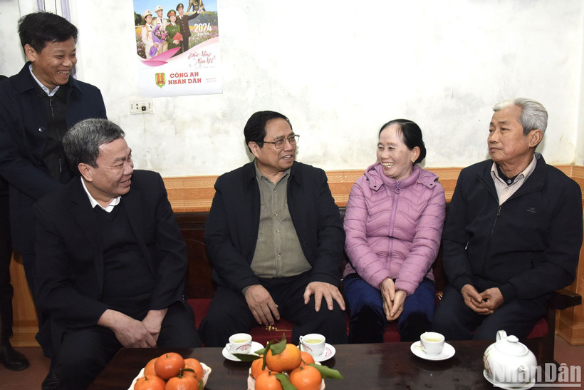Thủ tướng Phạm Minh Chính thăm gia đình ông Trần Văn Thế, bệnh binh 2/3, ở thị trấn Lam Sơn, huyện Thọ Xuân và bày tỏ lòng tri ân sâu sắc của Đảng và Nhà nước trước sự hy sinh, đóng góp to lớn của gia đình trong công cuộc đấu tranh giải phóng dân tộc.