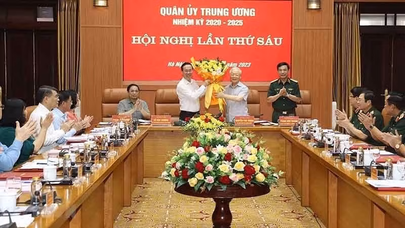 Tổng Bí thư Nguyễn Phú Trọng, Bí thư Quân ủy Trung ương chúc mừng Chủ tịch nước Võ Văn Thưởng được Bộ Chính trị chỉ định tham gia Ban Thường vụ Quân ủy Trung ương. (Ảnh: TTXVN)