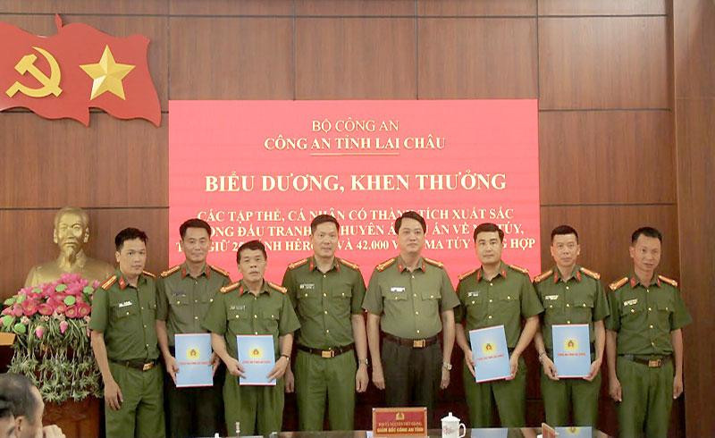 Ban Giám đốc Công an tỉnh khen thưởng các tập thể, cá nhân, ban chuyên án có thành tích trong đấu tranh với tội phạm ma túy.