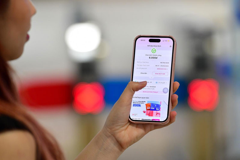MoMo là ứng dụng fintech đầu tiên hỗ trợ mua vé Metro qua hai hình thức quét mã QR hoặc thanh toán bằng MoMo qua ứng dụng HCMC Metro.