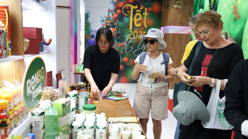 Các đại biểu tham quan các gian hàng trưng bày tại Showroom Trung tâm Xúc tiến Thương mại và Đầu tư Thành phố Hồ Chí Minh.