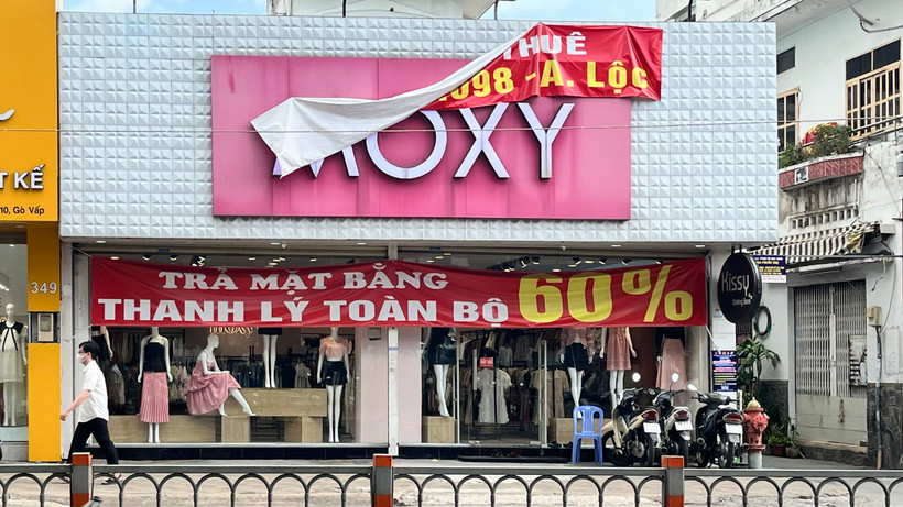 Một số cửa hàng thời trang trên đường Nguyễn Trãi (quận 5) chỉ mới hoạt động vài tháng đã phải treo biển sang nhượng cửa hàng. 