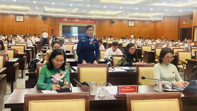 Đại biểu thảo luận tại kỳ họp.