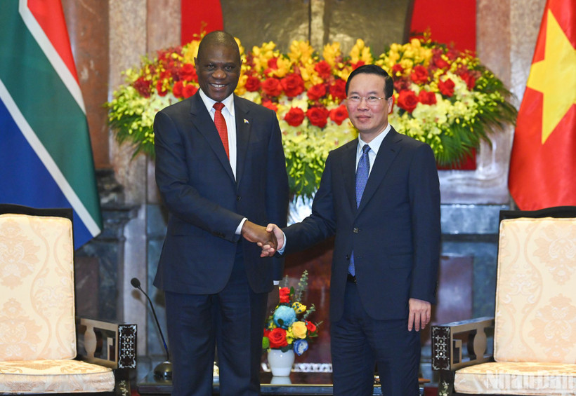 Chủ tịch nước Võ Văn Thưởng và Phó Tổng thống Cộng hòa Nam Phi Paul Mashatile.