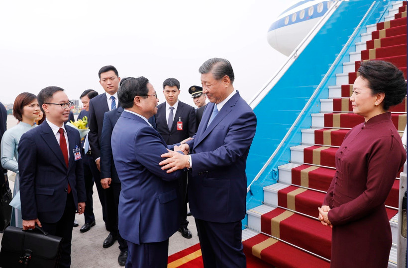 Ủy viên Bộ Chính trị, Thủ tướng Chính phủ Phạm Minh Chính đón Tổng Bí thư, Chủ tịch Trung Quốc Tập Cận Bình và Phu nhân tại Sân bay Quốc tế Nội Bài. (Ảnh: Dương Giang/TTXVN)