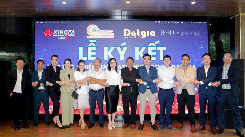 Đại diện 2 đơn vị tại buổi lễ ký kết.