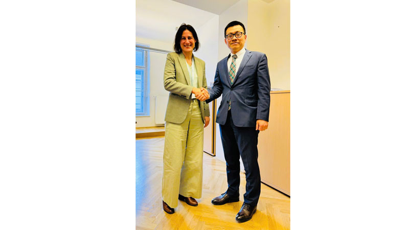Đại sứ Vũ Lê Thái Hoàng và Đại sứ Công nghệ Áo Claudia Reinprecht.