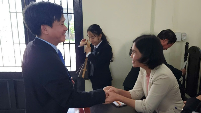 Lãnh đạo Công ty xổ số kiến thiết thành phố Huế chúc mừng chủ nhân tấm vé số bị rách trúng 2 tỷ đồng. 