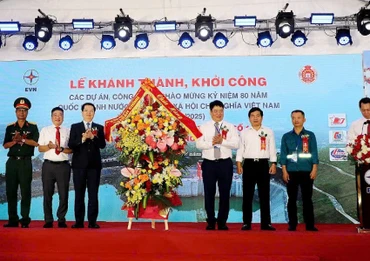 Phó Thủ tướng Chính phủ Mai Văn Chính (thứ 3 từ trái sang) tặng hoa chúc mừng Tập đoàn Điện lực Việt Nam và các đơn vị thi công.