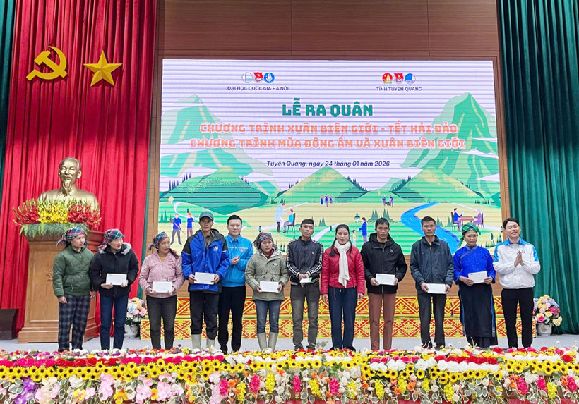 Chương trình tình nguyện Xuân biên giới-Tết hải đảo trao nhiều phần quà cho người dân các Thàng Tín, Bản Máy, Tân Tiến, Hoàng Su Phì, Nậm Dịch và Lao Chải.