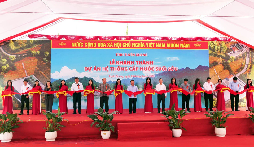 Các đồng chí lãnh đạo tỉnh Tuyên Quang cắt băng khánh thành dự án hệ thống cấp nước suối Sửu.