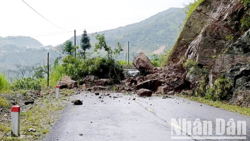 Nhiều vị trí trên tuyến Quốc lộ 4C, tỉnh Hà Giang thường xuyên xảy ra sạt lở đất, đá. 