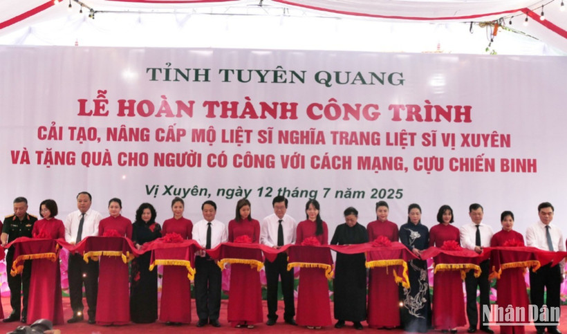 Nguyên Chủ tịch nước Trương Tấn Sang tham gia nghi thức cắt băng khánh thành dự án cải tạo, nâng cấp mộ liệt sĩ tại Nghĩa trang liệt sĩ Vị Xuyên.
