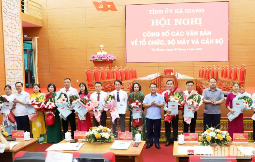 Lãnh đạo tỉnh Hà Giang trao quyết định phân công nhiệm vụ và chỉ định các đồng chí tham gia Ban Chấp hành, Ban Thường vụ Đảng bộ xã Vị Xuyên.