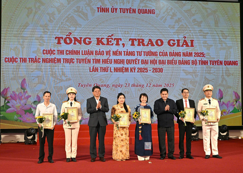 Các đồng chí lãnh đạo tỉnh Tuyên Quang trao giải cho các tác giả đạt giải A cuộc thi chính luận về bảo vệ nền tảng tư tưởng của Đảng.