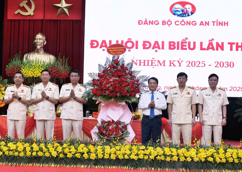 Đồng chí Hầu A Lềnh, Bí thư Tỉnh ủy Tuyên Quang tặng hoa chúc mừng đại hội.