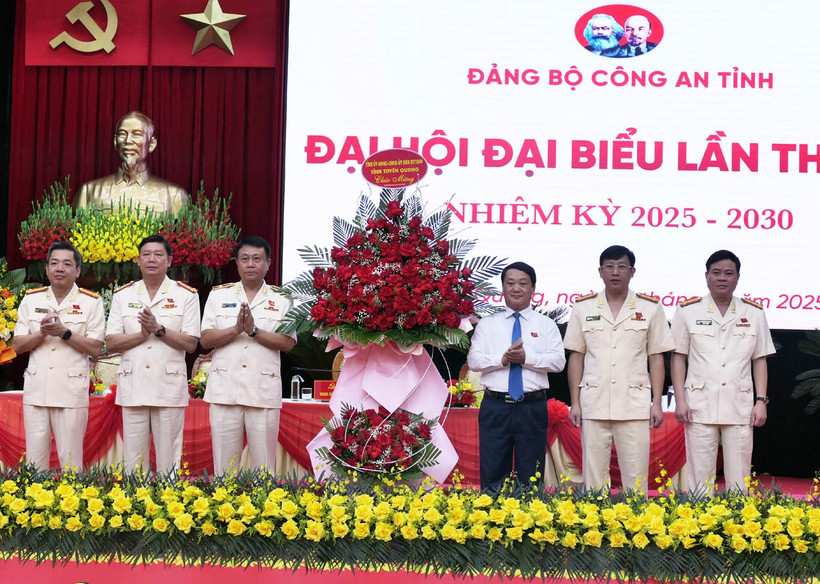 Đồng chí Hầu A Lềnh, Bí thư Tỉnh ủy Tuyên Quang tặng hoa chúc mừng đại hội.