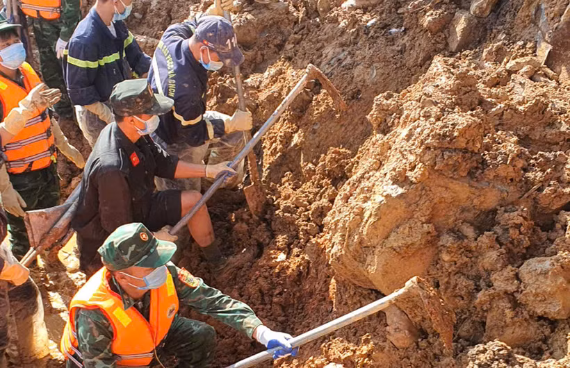 Các lực lượng chức năng tỉnh Tuyên Quang khẩn trương tìm kiếm nạn nhân mất tích trong vụ sạt lở đất tại xã Lũng Cú.