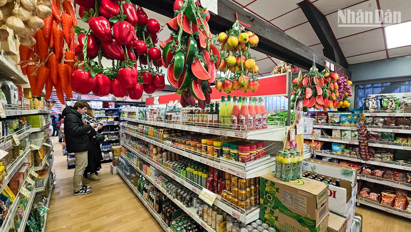 Bà con Việt kiều đã bắt đầu đi mua sắm Tết từ 2-3 tuần trước để chuẩn bị các mặt hàng thiết yếu như gạo, mứt, hạt bí và hạt dưa. (Ảnh: MINH DUY)