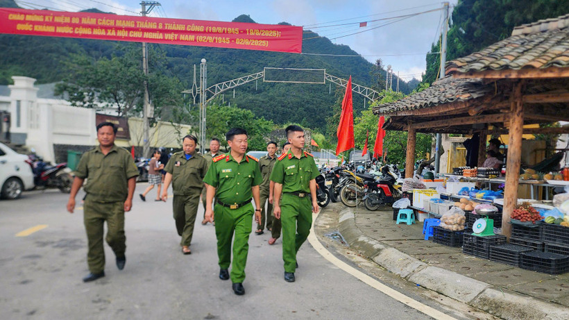 Lực lượng bảo vệ an ninh trật tự ở cơ sở hỗ trợ Công an xã Phố Bảng thực hiện công tác tuần tra địa bàn.