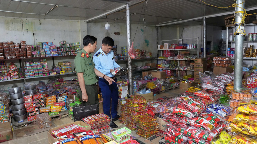 Lực lượng chức năng phối hợp kiểm tra hàng hóa là thực phẩm, sữa, thuốc tại các quầy hàng trung tâm thành phố Điện Biên Phủ. 