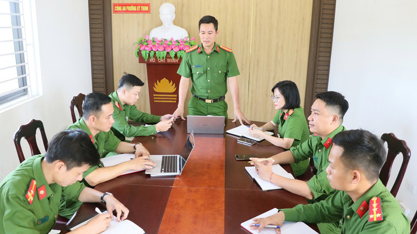 Thiếu tá Nguyễn Viết Đăng và các đồng nghiệp.