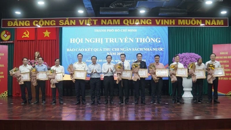 Lãnh đạo Thành phố Hồ Chí Minh trao bằng khen cho các đơn vị có thành tích xuất sắc trong công tác thu ngân sách Nhà nước trên địa bàn Thành phố.