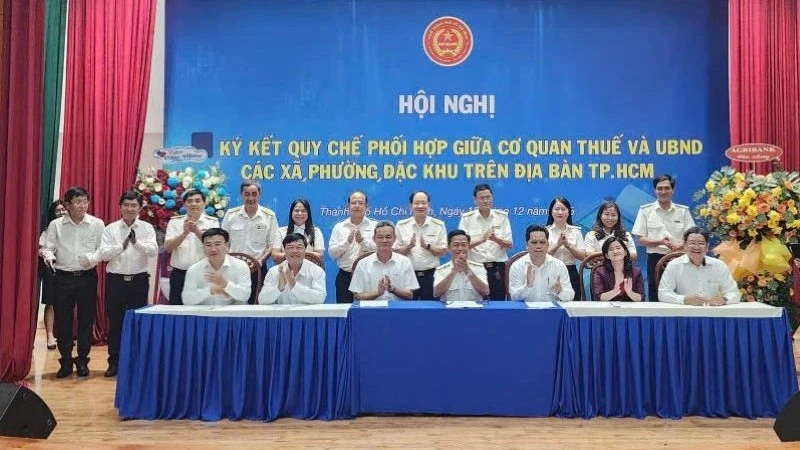 Đại diện Thuế Thành phố Hồ Chí Minh ký kết Quy chế phối hợp công tác quản lý thuế cùng chính quyền cơ sở.