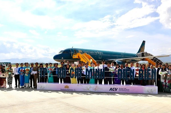 Chào đón phi hành đoàn và du khách trên chuyến bay đầu tiên của Vietnam Airlines từ thành phố Hồ Chí Minh về Điện Biên.