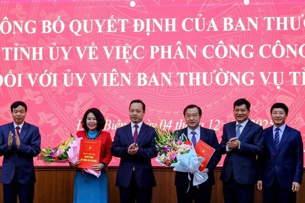 Đồng chí Trần Tiến Dũng (thứ 3 từ trái sang) cùng các đồng chí lãnh đạo Hội đồng nhân dân, Ủy ban nhân dân, Ủy ban Mặt trận Tổ quốc tỉnh Điện Biên, tặng hoa chúc mừng đồng chí Lò Thị Minh Phượng và đồng chí Vừ A Bằng. 