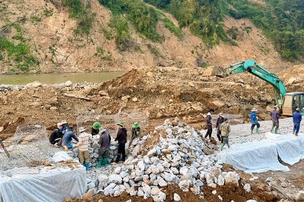 Các đơn vị thi công đang tập trung khắc phục thiệt hại trên đường Pá Vạt-Mường Luân (tỉnh Điện Biên).