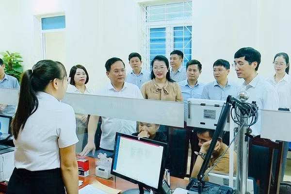 Đồng chí Nguyễn Tiến Đạt, Giám đốc Sở Nội vụ, Phó Trưởng ban Tổ chức Tỉnh ủy Điện Biên kiểm tra việc vận hành Trung tâm Phục vụ hành chính công xã Mường Ảng.