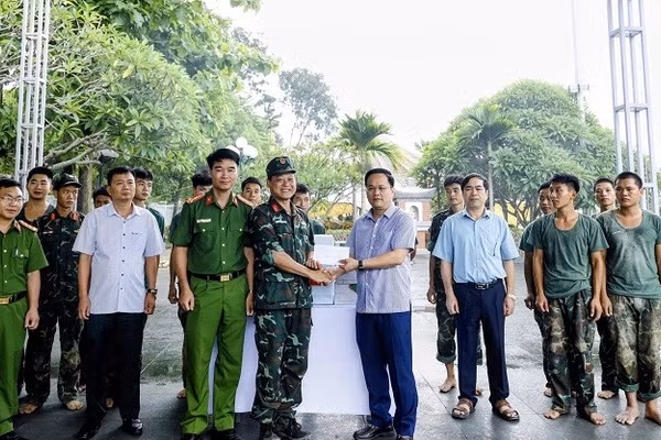 Đồng chí Nguyễn Tiến Đạt, Giám đốc Sở Nội vụ, Phó trưởng Ban Tổ chức Tỉnh ủy Điện Biên thăm, động viên lực lượng lấy mẫu tại nghĩa trang liệt sĩ Him Lam.