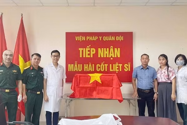 Thành viên Ban Chỉ đạo tìm kiếm, xác định danh tính liệt sĩ tỉnh Điện Biên bàn giao mẫu hài cốt liệt sĩ cho Viện Pháp y Quân đội. (Ảnh: ĐỨC HẠNH)