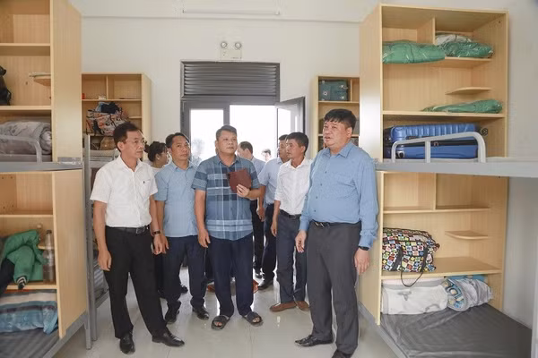 Đồng chí Bùi Quang Trí và thành viên đoàn công tác tỉnh Tuyên Quang thăm nơi ở của học sinh Trường nội trú liên cấp Si Pa Phìn. 