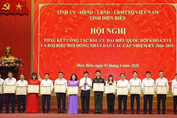 Đồng chí Lê Thành Đô, Phó Bí thư Thường trực Tỉnh ủy, Chủ tịch Hội đồng nhân dân tỉnh trao Bằng khen của Ban Thường vụ Tỉnh ủy tặng các cá nhân có thành tích xuất sắc trong thực hiện công tác bầu cử.