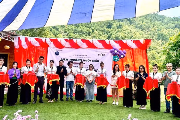Đại diện thành viên các nhóm tài trợ cùng cán bộ, giáo viên và nhân dân bản Huổi Nôm cắt băng khánh thành, đưa điểm trường mầm non Huổi Máu vào sử dụng. 