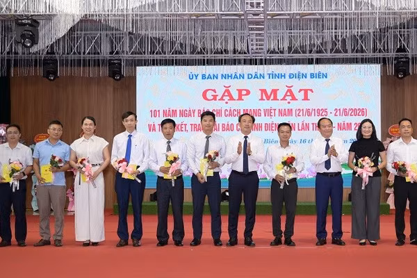 Các đồng chí lãnh đạo Hội đồng nhân dân, Ủy ban nhân dân tỉnh Điện Biên tặng hoa, chúc mừng các phóng viên, đại diện các cơ quan báo chí Trung ương, địa phương trên địa bàn.