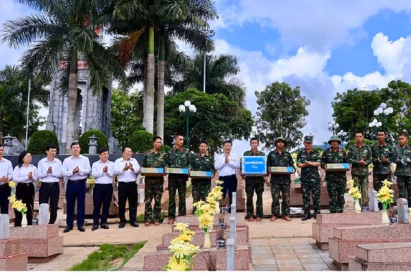 Đồng chí Nguyễn Sỹ Quân, Chủ nhiệm Ủy ban Kiểm tra Tỉnh ủy Điện Biên tặng quà, động viên lực lượng đang thực hiện lấy mẫu tại Nghĩa trang Liệt sĩ Tông Khao, tỉnh Điện Biên.