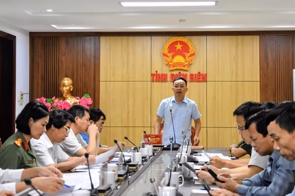 Đồng chí Nguyễn Văn Đoạt, Phó Chủ tịch Ủy ban nhân dân tỉnh, Trưởng Ban Chỉ đạo về tìm kiếm, quy tập và xác định danh tính hài cốt liệt sĩ tỉnh Điện Biên phát biểu tại cuộc họp. (Ảnh: ĐỨC HẠNH)