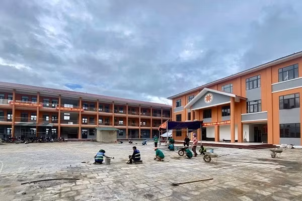 Trường nội trú liên cấp Thanh Nưa hiện có tiến độ xây dựng bảo đảm, sẵn sàng bàn giao, đưa vào sử dụng phục vụ học sinh biên giới trong năm học mới. 