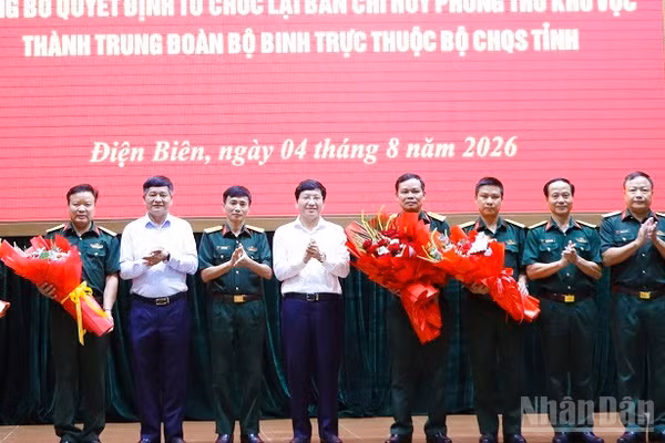 Các đồng chí lãnh đạo tỉnh và lãnh đạo Bộ Chỉ huy Quân sự tỉnh Điện Biên tặng hoa chúc mừng Đảng ủy, Ban Chỉ huy 2 Trung đoàn Bộ binh mới thành lập. 