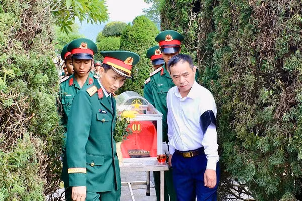 Đồng chí Nguyễn Văn Đoạt, Phó Chủ tịch Ủy ban nhân dân tỉnh Điện Biên cùng Đại tá Vương Đình Hòa, Chính ủy Bộ Chỉ huy quân sự tỉnh Điện Biên di chuyển hài cốt liệt sĩ đến điểm an táng tại Nghĩa trang Liệt sĩ Độc Lập. 