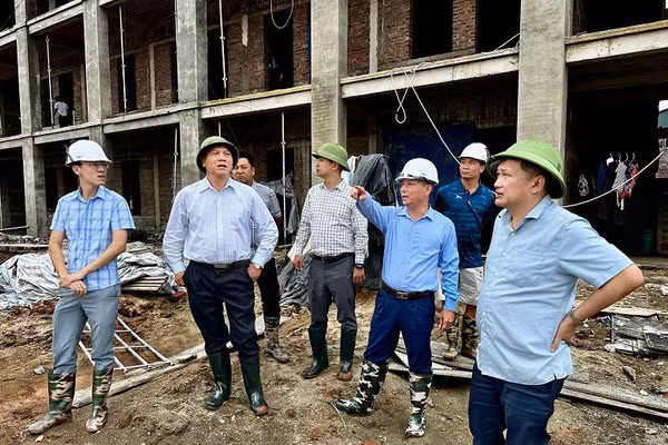 Đồng chí Lê Hồng Nam (thứ hai từ phải sang), Phó Giám đốc Sở Xây dựng Điện Biên cùng đại diện chủ đầu tư, nhà thầu thi công và lãnh đạo Tổng Công ty Thương mại và Xây dựng số 6 Điện Biên thống nhất lập biểu đường găng tiến độ cụ thể từng hạng mục công trình xây dựng Trường nội trú liên cấp Nà Bủng.