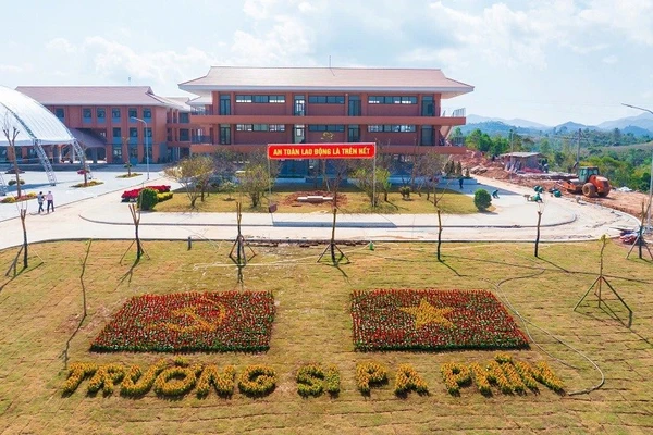 Trường Liên cấp Si Pa Phìn hoàn thành đưa vào sử dụng đem lại điều kiện học tập, ăn, ở tốt hơn cho 1.013 học sinh là con em đồng bào các dân tộc ở xã biên giới Si Pa Phìn.