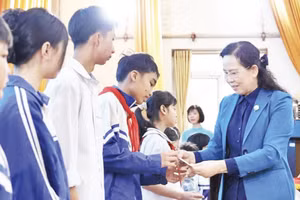 Chủ tịch Hội Liên hiệp Phụ nữ Việt Nam Lê Thị Thủy tặng quà các học sinh có hoàn cảnh khó khăn tại xã Hưng Hà, tỉnh Hưng Yên.